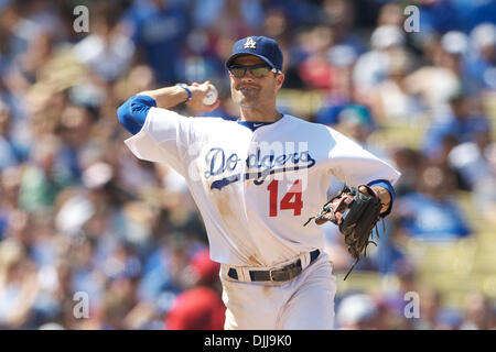 Agosto 08, 2010 - Los Angeles, California, Stati Uniti d'America - 8 Agosto 2010: Los Angeles Dodger breve sosta JAMEY CARROLL (#14) si prepara a buttare fuori un runner di base nella quinta inning. .Dei Dodgers battere i cittadini 8-3.Mandatory Credit: Tony Leon / Southcreek globale di credito (Immagine: © Southcreek globale/ZUMApress.com) Foto Stock