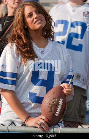 Agosto 08, 2010 - Cantone, Ohio, Stati Uniti d'America - 08 agosto 2010: A Dallas Cowboys orologi ventola pregame warm-up sperando di raccogliere alcuni autografi prima della Pro Football Hall of Fame gioco tra i Cincinnati Bengals e Dallas Cowboys a Fawcett Stadium nel Canton Ohio. Il cowboy sconfitto il bengal 16-7. Credito: Frank Jansky / Southcreek globale (Credi Foto Stock