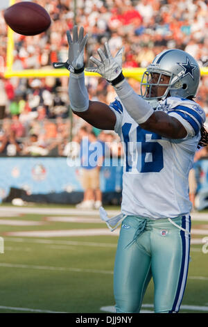 Agosto 08, 2010 - Cantone, Ohio, Stati Uniti d'America - 08 August 2010: Dallas Cowboys wide receiver JESSE HOLLEY (16) rende la cattura in pregame warm-up prima della Pro Football Hall of Fame gioco tra i Cincinnati Bengals e Dallas Cowboys presso la Pro Football Hall of Fame Campo a Fawcett Stadium nel Canton Ohio. Il cowboy sconfitto il bengal 16-7. Credito obbligatori: Foto Stock