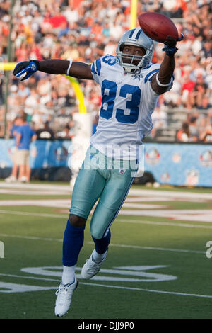 Agosto 08, 2010 - Cantone, Ohio, Stati Uniti d'America - 08 August 2010: Dallas Cowboys rookie wide receiver TITO RYAN (83) fa con una sola mano in cattura pregame warm-up prima della Pro Football Hall of Fame gioco tra i Cincinnati Bengals e Dallas Cowboys presso la Pro Football Hall of Fame Campo a Fawcett Stadium nel Canton Ohio. Il cowboy sconfitto il bengal 16-7. M Foto Stock