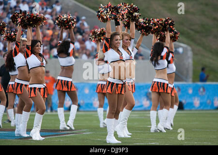 Agosto 08, 2010 - Cantone, Ohio, Stati Uniti d'America - 08 August 2010: i Cincinnati Ben-Gals cheerleaders eseguire sul campo prima del Pro Football Hall of Fame gioco tra i Cincinnati Bengals e Dallas Cowboys a Fawcett Stadium nel Canton Ohio. Il cowboy sconfitto il bengal 16-7. Credito: Frank Jansky / Southcreek globale di credito (Immagine: © Southcreek Foto Stock