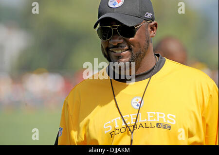 Agosto 09, 2010 - Latrobe, PENNSYLVANNIA, Stati Uniti d'America - 09 August, 2010: Pittsburgh Steelers' allenatore Mike Tomlin crepe un sorriso sul campo durante il training camp a Saint Vincent College di LATROBE, PA...credito obbligatorio: DEAN BEATTIE / SOUTHCREEK globale di credito (Immagine: Â© Southcreek globale/ZUMApress.com) Foto Stock