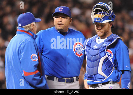 Agosto 09, 2010 - San Francisco, California, Stati Uniti d'America - 9 Agosto 2010: Chicago Cubs a partire lanciatore CARLOS ZAMBRANO (#38), catcher KOYIE HILL (#55) e pitching coach LARRY ROTHSCHILD incontrano sul tumulo alla prima base di AT&T Park di San Francisco, California. La San Francisco Giants ha sconfitto il Chicago Cubs 4-3...obbligatorio Credit: Charles Herskowitz / Southcreek Gl Foto Stock