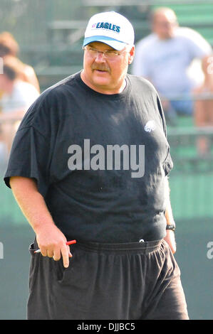 Il 10 agosto 2010 - Betlemme, Pennsylvania, Stati Uniti d'America - 10 August 2010 Philadelphia Eagles coach Andy Reid vede oltre le punte in una pratica che si terrà presso la Lehigh College di Bethlehem in Pennsylvania.Mandatory Credit: Michael McAtee / Southcreek globale di credito (Immagine: © Southcreek globale/ZUMApress.com) Foto Stock