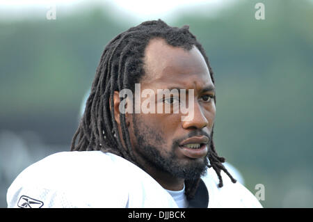 Il 10 agosto 2010 - Betlemme, Pennsylvania, Stati Uniti d'America - 10 August 2010 Philadelphia Eagles cornerback e playmaker Assante Samuel #22 orologi da emarginare in una pratica che si terrà presso la Lehigh College di Bethlehem in Pennsylvania.Mandatory Credit: Michael McAtee / Southcreek globale di credito (Immagine: © Southcreek globale/ZUMApress.com) Foto Stock