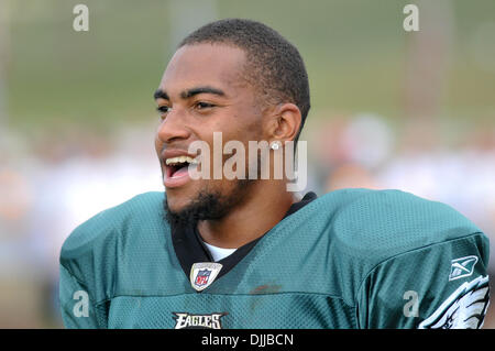 Il 10 agosto 2010 - Betlemme, Pennsylvania, Stati Uniti d'America - 10 August 2010 Philadelphia Eagles ricevitore DeSean Jackson #10 nervature di un compagno di squadra sul emarginare in una pratica che si terrà presso la Lehigh College di Bethlehem in Pennsylvania.Mandatory Credit: Michael McAtee / Southcreek globale di credito (Immagine: © Southcreek globale/ZUMApress.com) Foto Stock