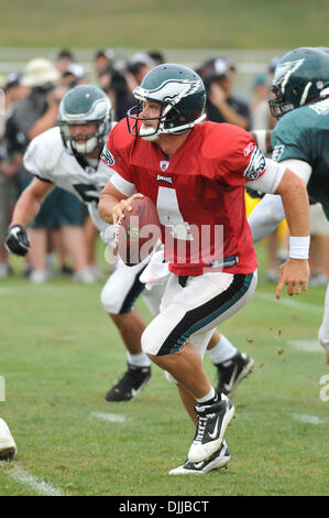 Il 10 agosto 2010 - Betlemme, Pennsylvania, Stati Uniti d'America - 10 August 2010 Philadelphia Eagles quarterback Kevin Kolb #4 scompone in una pratica che si terrà presso la Lehigh College di Bethlehem in Pennsylvania.Mandatory Credit: Michael McAtee / Southcreek globale di credito (Immagine: © Southcreek globale/ZUMApress.com) Foto Stock