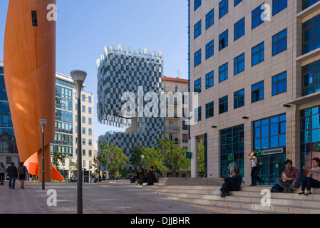 Posizionare Arvieux Marseille Francia FRAC edificio e scultura arancione Foto Stock