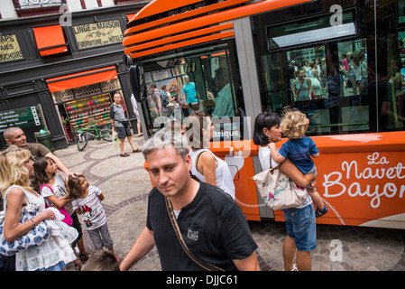 Il bus elettrico Bayonne Pyrénées Atlantiques Pays Basque Foto Stock