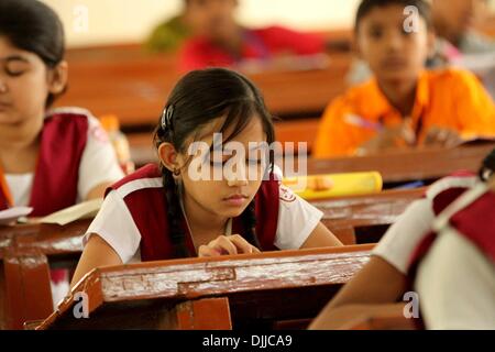 Dacca 20 novembre 2013. Gli studenti del Bangladesh per sedersi per terminale primaria esami a Dhaka. Foto Stock