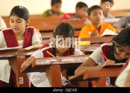 Dacca 20 novembre 2013. Gli studenti del Bangladesh per sedersi per terminale primaria esami a Dhaka. Foto Stock