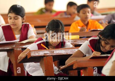 Dacca 20 novembre 2013. Gli studenti del Bangladesh per sedersi per terminale primaria esami a Dhaka. Foto Stock