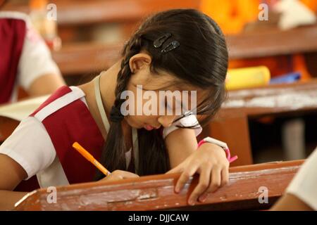 Dacca 20 novembre 2013. Gli studenti del Bangladesh per sedersi per terminale primaria esami a Dhaka. Foto Stock