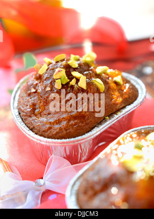 A forma di cuore i muffin decorati con pistacchi Foto Stock