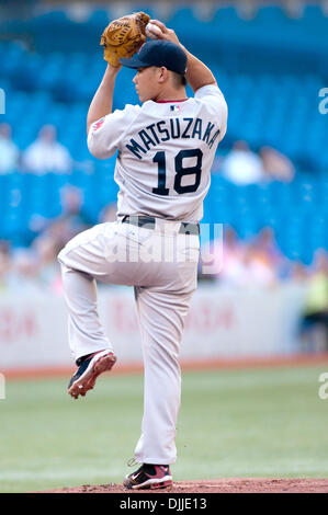 Il 10 agosto 2010 - Toronto, Ontario, Canada - 10 August 2010 Toronto, Ontario: Boston Red Sox a partire lanciatore DAISUKE MATSUZAKA #18 avvolge contro il Toronto Blue Jays durante il Martedì notte di baseball gioco, presso il Rogers Centre di Toronto, Ontario. Il Boston Red Sox è andato a sconfiggere il Toronto Blue Jays da un punteggio di 7-5..Mandatory Credit: Darren aquile / Southcreek Global (credito Foto Stock