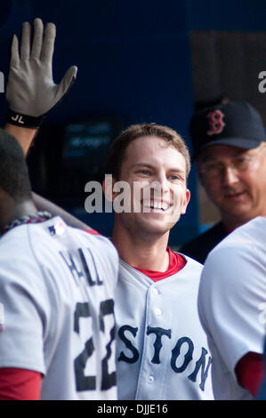 Il 10 agosto 2010 - Toronto, Ontario, Canada - 10 August 2010 Toronto, Ontario: Boston Red Sox interbase JED LOWRIE #12 celebra il punteggio contro il Toronto Blue Jays durante il Martedì notte di baseball gioco, presso il Rogers Centre di Toronto, Ontario. Il Boston Red Sox è andato a sconfiggere il Toronto Blue Jays da un punteggio di 7-5..Mandatory Credit: Darren aquile / Southcreek globale (IMA DI CREDITO Foto Stock