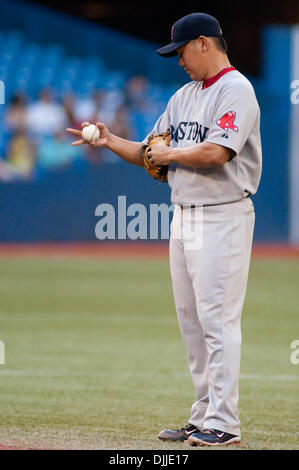 Il 10 agosto 2010 - Toronto, Ontario, Canada - 10 August 2010 Toronto, Ontario: Boston Red Sox a partire lanciatore DAISUKE MATSUZAKA #18 imposta il beccheggio mano contro il Toronto Blue Jays durante il Martedì notte di baseball gioco, presso il Rogers Centre di Toronto, Ontario. Il Boston Red Sox è andato a sconfiggere il Toronto Blue Jays da un punteggio di 7-5..Mandatory Credit: Darren aquile / Southcre Foto Stock