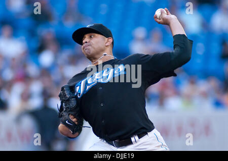 Il 10 agosto 2010 - Toronto, Ontario, Canada - 10 August 2010 Toronto, Ontario: Toronto Blue Jays a partire lanciatore RICKY ROMERO #24 assicura contro i Boston Red Sox durante il Martedì notte di baseball gioco, presso il Rogers Centre di Toronto, Ontario. Il Boston Red Sox è andato a sconfiggere il Toronto Blue Jays da un punteggio di 7-5..Mandatory Credit: Darren aquile / Southcreek globale di credito (Imag Foto Stock