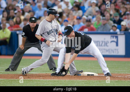 Il 10 agosto 2010 - Toronto, Ontario, Canada - 10 August 2010 Toronto, Ontario: Boston Red Sox interbase MARCO SCUTARO #16 è sicuro in un primo momento, contrassegnati da Toronto Blue Jays primo baseman LYLE OVERBAY #35 durante il Martedì notte di baseball gioco, presso il Rogers Centre di Toronto, Ontario. Il Boston Red Sox è andato a sconfiggere il Toronto Blue Jays da un punteggio di 7-5..Mandatory Credit: Darren aquile Foto Stock