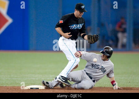 Il 10 agosto 2010 - Toronto, Ontario, Canada - 10 August 2010 Toronto, Ontario: Toronto Blue Jays secondo baseman JOHN MCDONALD #6 non riesce a trattenere la sfera, consentendo a Boston Red Sox interbase MARCO SCUTARO #16 di tag in modo sicuro la seconda base durante il Martedì notte di baseball gioco, presso il Rogers Centre di Toronto, Ontario. Il Boston Red Sox è andato a sconfiggere il Toronto Blue Jays da parte di un cliente di Foto Stock