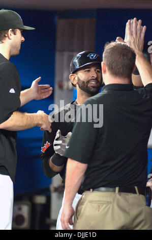 Il 10 agosto 2010 - Toronto, Ontario, Canada - 10 August 2010 Toronto, Ontario: Toronto Blue Jays diritto fielder Jose Bautista #19 celebra il suo trentacinquesimo homerun della stagione con i compagni di squadra in piroga durante il Martedì notte di baseball gioco contro il Boston Red Sox, presso il Rogers Centre di Toronto, Ontario. Il Boston Red Sox è andato a sconfiggere il Toronto Blue Jays da un punteggio di 7-5..L'uomo Foto Stock