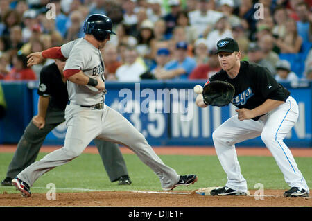 Il 10 agosto 2010 - Toronto, Ontario, Canada - 10 August 2010 Toronto, Ontario: Boston Sox rosso a sinistra fielder RYAN KALISH #55 ritorna alla prima base contro Toronto Blue Jays primo baseman LYLE OVERBAY #35 durante il Martedì notte di baseball gioco, presso il Rogers Centre di Toronto, Ontario. Il Boston Red Sox è andato a sconfiggere il Toronto Blue Jays da un punteggio di 7-5..Mandatory Credit: Darren E Foto Stock