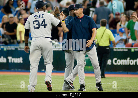 Il 10 agosto 2010 - Toronto, Ontario, Canada - 10 August 2010 Toronto, Ontario: Boston Red Sox designato hitter DAVID ORTIZ #34 e dei Boston Red Sox manager TERRY FRANCONA #47 celebrano il loro conquistare il Toronto Blue Jays martedì notte al Rogers Centre di Toronto, Ontario. Il Boston Red Sox sconfitto il Toronto Blue Jays da un punteggio di 7-5..Mandatory Credit: Darren aquile / Southcreek Foto Stock