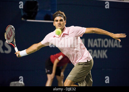 Il 10 agosto 2010 - Toronto, Ontario, Canada - 10 August, 2010..Roger Federer colpisce un ritorno diretti al suo avversario Juan Ignacio Chela nel primo round del 2010 Rogers Cup di Toronto, Ontario. Federer sconfitto Chela, 7-6, 6-3...credito obbligatorio: Terry Ting/Southcreek globale di credito (Immagine: © Southcreek globale/ZUMApress.com) Foto Stock