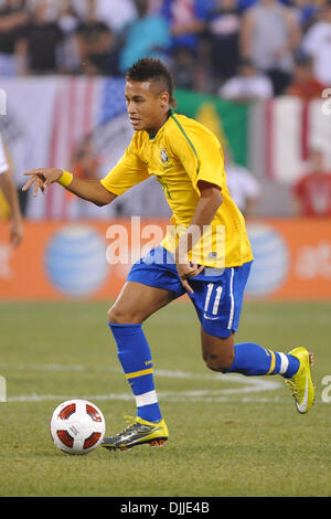 Il 10 agosto 2010 - East Rutherford, New Jersey, Stati Uniti d'America - 10 agosto 2010 - Brasile NEYMAR di riscontro (11) in azione durante la prima amichevole internazionale al nuovo Meadowlands Stadium di East Rutherford, New Jersey.Brasile sconfiggere gli Stati Uniti 2-0. Credito: Brooks von Arx, Jr./Southcreek globale. (Credito Immagine: © Southcreek globale/ZUMApress.com) Foto Stock