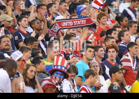 Il 10 agosto 2010 - East Rutherford, New Jersey, Stati Uniti d'America - 10 agosto 2010 - Ventilatori celebrare durante la prima amichevole internazionale al nuovo Meadowlands Stadium di East Rutherford, New Jersey.Brasile sconfiggere gli Stati Uniti 2-0. Credito: Brooks von Arx, Jr./Southcreek globale. (Credito Immagine: © Southcreek globale/ZUMApress.com) Foto Stock
