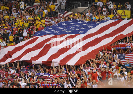 Il 10 agosto 2010 - East Rutherford, New Jersey, Stati Uniti d'America - 10 agosto 2010 - Ventilatori celebrare durante la prima amichevole internazionale al nuovo Meadowlands Stadium di East Rutherford, New Jersey.Brasile sconfiggere gli Stati Uniti 2-0. Credito: Brooks von Arx, Jr./Southcreek globale. (Credito Immagine: © Southcreek globale/ZUMApress.com) Foto Stock