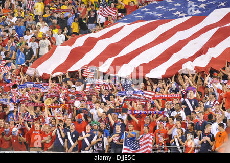 Il 10 agosto 2010 - East Rutherford, New Jersey, Stati Uniti d'America - 10 agosto 2010 - Ventilatori celebrare durante la prima amichevole internazionale al nuovo Meadowlands Stadium di East Rutherford, New Jersey.Brasile sconfiggere gli Stati Uniti 2-0. Credito: Brooks von Arx, Jr./Southcreek globale. (Credito Immagine: © Southcreek globale/ZUMApress.com) Foto Stock