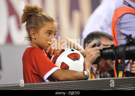 Il 10 agosto 2010 - East Rutherford, New Jersey, Stati Uniti d'America - 10 agosto 2010 - La ragazza a sfera observs l'azione durante la prima amichevole internazionale al nuovo Meadowlands Stadium di East Rutherford, New Jersey.Brasile sconfiggere gli Stati Uniti 2-0. Credito: Brooks von Arx, Jr./Southcreek globale. (Credito Immagine: © Southcreek globale/ZUMApress.com) Foto Stock