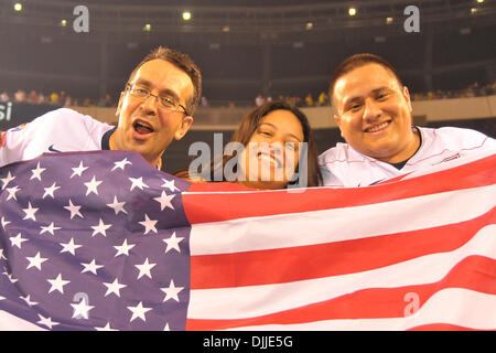 Il 10 agosto 2010 - East Rutherford, New Jersey, Stati Uniti d'America - 10 agosto 2010 - Ventilatori celebrare durante la prima amichevole internazionale al nuovo Meadowlands Stadium di East Rutherford, New Jersey.Brasile sconfiggere gli Stati Uniti 2-0. Credito: Brooks von Arx, Jr./Southcreek globale. (Credito Immagine: © Southcreek globale/ZUMApress.com) Foto Stock