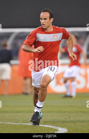 Il 10 agosto 2010 - East Rutherford, New Jersey, Stati Uniti d'America - 10 agosto 2010 - USA IL RISCONTRO LANDON DONOVAN (10) per azione preventiva durante la prima amichevole internazionale al nuovo Meadowlands Stadium di East Rutherford, New Jersey.Brasile sconfiggere gli Stati Uniti 2-0. Credito: Brooks von Arx, Jr./Southcreek globale. (Credito Immagine: © Southcreek globale/ZUMApress.com) Foto Stock