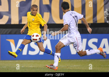 Il Brasile Defender DANIEL ALVES (2) sinistra e USA Defender JONATHAN BORNSTEIN (12) diritto, in azione durante la prima amichevole internazionale al nuovo Meadowlands Stadium di East Rutherford, New Jersey.Brasile sconfiggere gli Stati Uniti 2-0. (Credito Immagine: © Brooks Van Arx Southcreek/Global/ZUMApress.com) Foto Stock