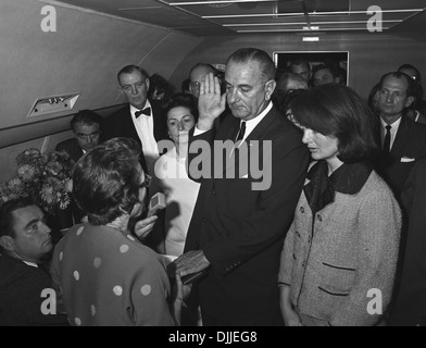 Noi Vice Presidente Lyndon B. Johnson è prestato giuramento come Presidente dal giudice Sarah Hughes a seguito della morte di John Fitzgerald Kennedy a bordo di Air Force One Novembre 22, 1963 a Dallas, in Texas. A partecipare alla manifestazione sono L-R: Mac Kilduff (angolo inferiore sinistro), Jack Valenti, , dal congressista Albert Thomas, Lady Bird Johnson, Chief Jessie Curry (dietro LBJ la mano), Jacqueline Kennedy e Jack congressista Brooks. Foto Stock