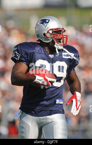 11 agosto 2010 - Foxborough, Massachusetts, Stati Uniti d'America - 11 Ago, 2010: New England Patriots' RB CHRIS TAYLOR (29) rallenta dopo una corsa durante la pratica comune a Gillette Stadium pratica motivi Foxborough,Massachusetts. Credito: Geoff Bolte / Southcreek globale di credito (Immagine: © Southcreek globale/ZUMApress.com) Foto Stock