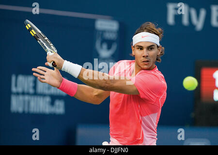 Agosto 12, 2010 - Toronto, Ontario, Canada - 12 August, 2010..Rafael Nadal di Spagna colpisce un rovescio di ritorno al suo avversario Kevin Anderson nel terzo round del 2010 Rogers Cup di Toronto, Ontario. Nadal sconfitto Anderson, 6-2, 7-6..Mandatory Credit: Terry Ting/Southcreek globale di credito (Immagine: © Southcreek globale/ZUMApress.com) Foto Stock