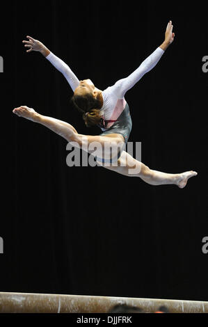 Agosto 12, 2010 - Hartford, Connecticut, Stati Uniti - MATTIE LARSON esegue sul fascio di equilibrio durante i campionati di visto la giornata della donna uno al centro XL. (Credito Immagine: © Geoff Bolte/Southcreek globale/ZUMApress.com) Foto Stock