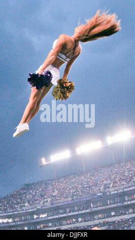 Agosto 12, 2010 - Baltimore, Maryland, Stati Uniti d'America - Agosto 12, 2010: Baltimore Ravens cheerleaders intrattenere la folla nel primo trimestre del gioco contro la Carolina Panthers. I Corvi sconfitto le pantere 17-12 come le squadre hanno giocato la loro prima partita di preseason a M&T Bank Stadium di Baltimora, Maryland. (Credito Immagine: © Southcreek globale/ZUMApress.com) Foto Stock