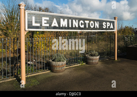 Vecchio Leamington Spa stazione ferroviaria segno Warwickshire England Regno Unito Foto Stock