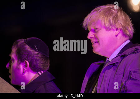 Londra, Regno Unito. Il 28 novembre 2013. Il sindaco di Londra Boris Johnson assiste il cermony in Trafalgar Square come il Festival Ebraico di luci, Hanukkah, kick-off di credito: Paolo Davey/Alamy Live News Foto Stock