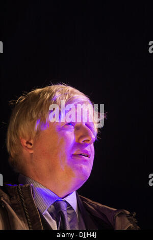 Londra, Regno Unito. Il 28 novembre 2013. Il sindaco di Londra Boris Johnson assiste il cermony in Trafalgar Square come il Festival Ebraico di luci, Hanukkah, kick-off di credito: Paolo Davey/Alamy Live News Foto Stock