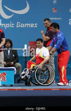 Jian Wang (Cina) (bronzo) nella mens 56kg powerlifting concorrenza a Londra 2012 Giochi paralimpici Foto Stock