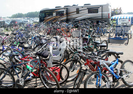 Agosto 13, 2010 - Brooklyn, Michigan, Stati Uniti d'America - 13 August 2010: biciclette sono il principale mezzo di trasporto attorno all'infield in Michigan International Speedway di Brooklyn, Michigan..Mandatory Credit: Alan Ashley / Southcreek globale di credito (Immagine: © Southcreek globale/ZUMApress.com) Foto Stock