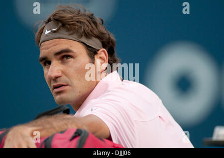 Agosto 13, 2010 - Toronto, Ontario, Canada - 13 August 2010 Toronto, Ontario: Roger Federer (SUI) sembra un replay board tra giochi contro Tomas BERDYCH (CZE) durante il venerdì notte di quarti di finale corrisponde alla Rogers Cup maschile di Tennis Tournament, essendo giocato al centro Rexall all'interno di York University di Toronto, Ontario. ROGER FEDERER (SUI) è andato a sconfiggere Tomas BERDYCH (CZE) 6- Foto Stock