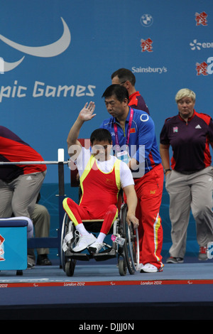 Jian Wang (Cina) (bronzo) nella mens 56kg powerlifting concorrenza a Londra 2012 Giochi paralimpici Foto Stock