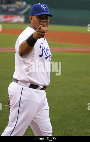 Agosto 13, 2010 - Kansas City, Missouri, Stati Uniti d'America - 13 August 2010:Kansas City Royals catcher Brayan Pena (27) durante una partita tra i New York Yankees e il Kansas City Royals presso Kauffman Stadium di Kansas City, Missouri. Il Royals ha sconfitto gli Yankees 4-3. Credito: Jimmy Simmons / Southcreek globale. (Credito Immagine: © Southcreek globale/ZUMApress.com) Foto Stock