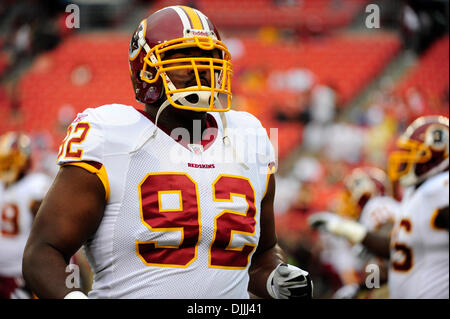 Agosto 13, 2010 - Landover, Maryland, Stati Uniti d'America - 13 August, 2010:Washington Redskins Defensive Lineman ALBERT HAYNESWORTH (#92) si riscalda prima di una partita di preseason contro Buffalo con FedEx Campo in Landover, MD..Mandatory Credit: Rassi Borneo / Southcreek globale di credito (Immagine: © Southcreek globale/ZUMApress.com) Foto Stock